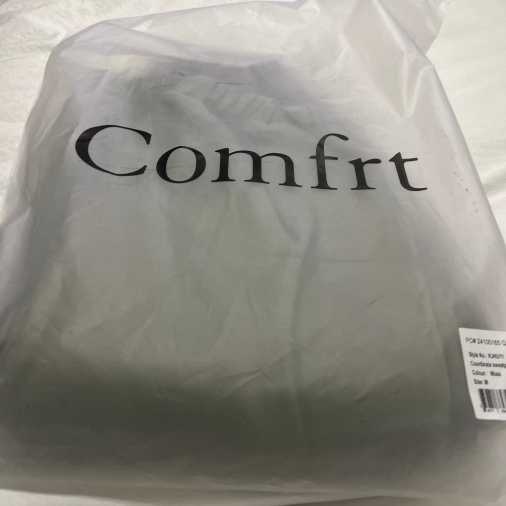 Size medium comfrt sweatpants.Brand new just tried on, to big for me.